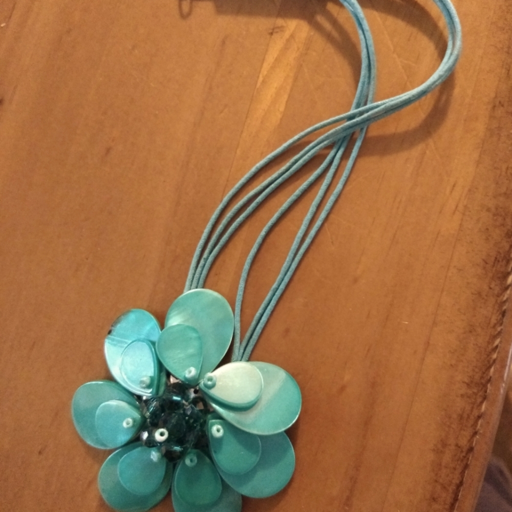 Pretty and fun flower necklace